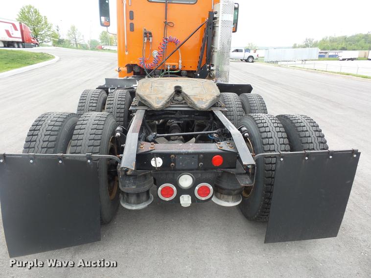 image for item DD9359 2009 Freightliner Columbia semi truck