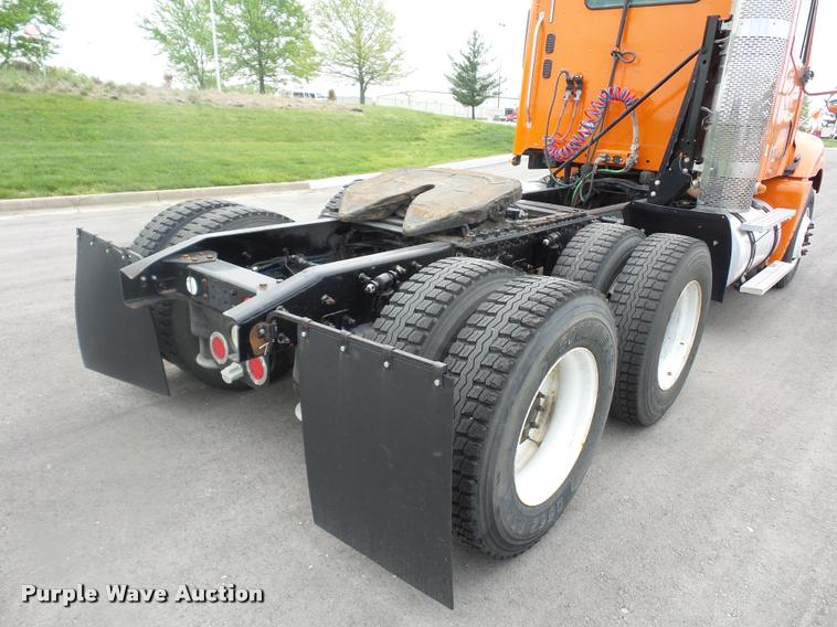 image for item DD9359 2009 Freightliner Columbia semi truck