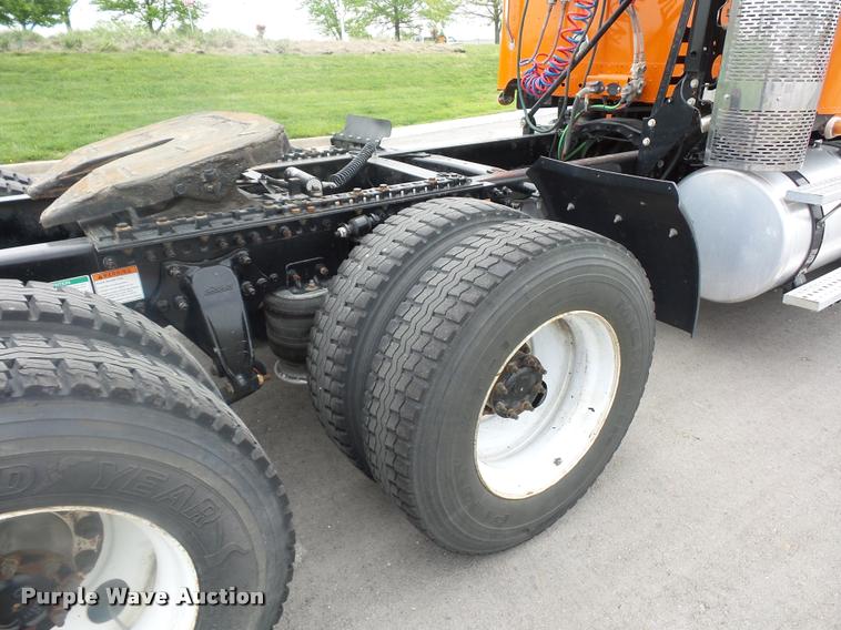 image for item DD9359 2009 Freightliner Columbia semi truck