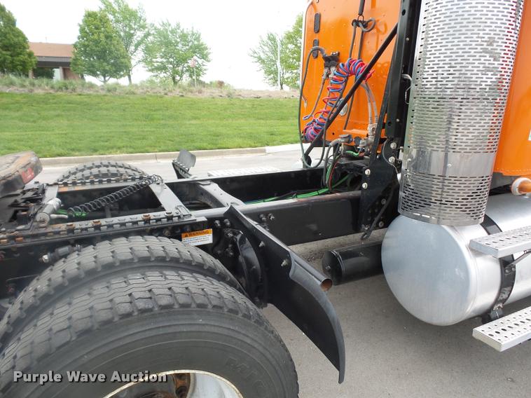 image for item DD9359 2009 Freightliner Columbia semi truck