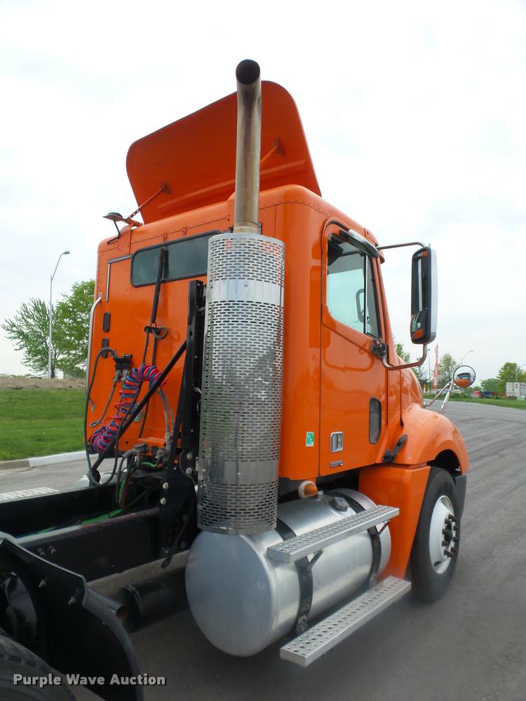 image for item DD9359 2009 Freightliner Columbia semi truck