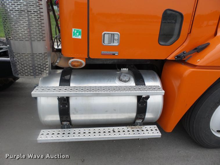 image for item DD9359 2009 Freightliner Columbia semi truck