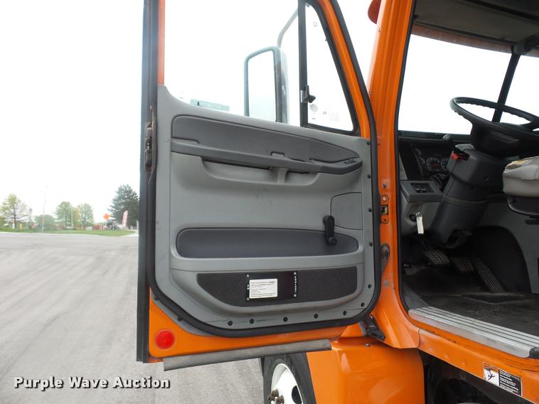 image for item DD9359 2009 Freightliner Columbia semi truck