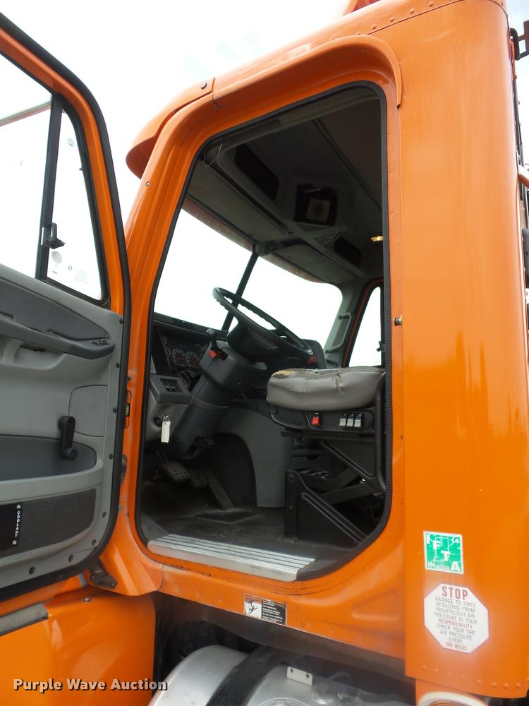 image for item DD9359 2009 Freightliner Columbia semi truck