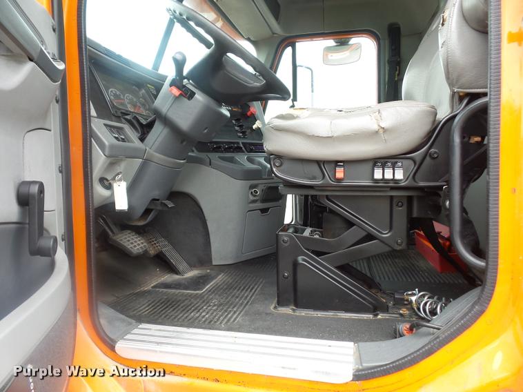 image for item DD9359 2009 Freightliner Columbia semi truck