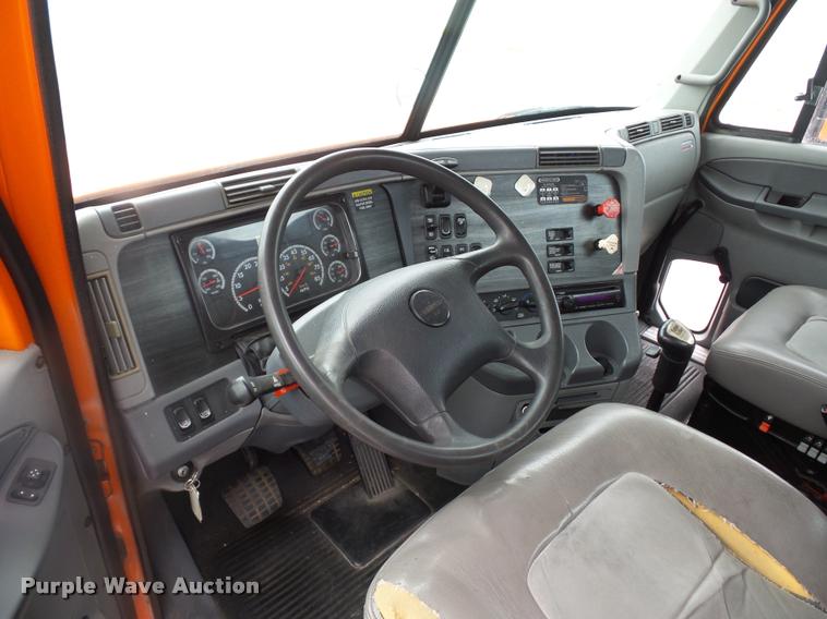 image for item DD9359 2009 Freightliner Columbia semi truck