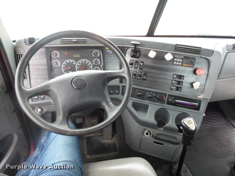 image for item DD9359 2009 Freightliner Columbia semi truck