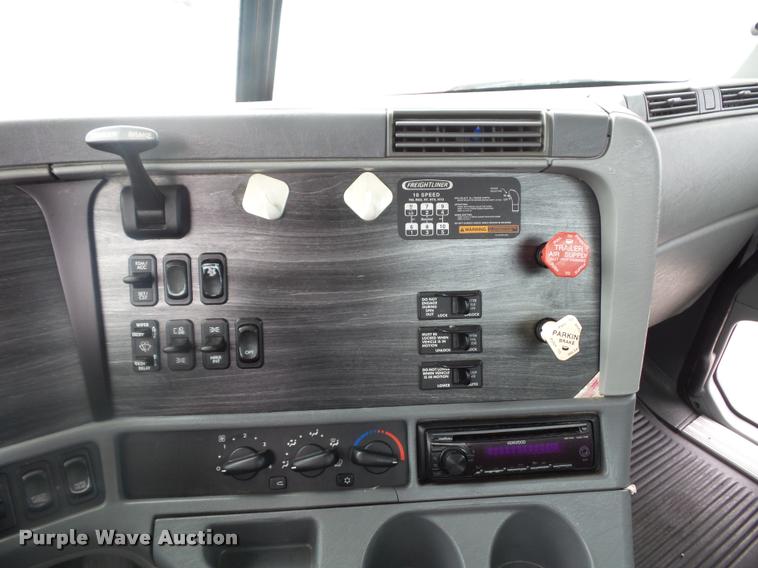 image for item DD9359 2009 Freightliner Columbia semi truck
