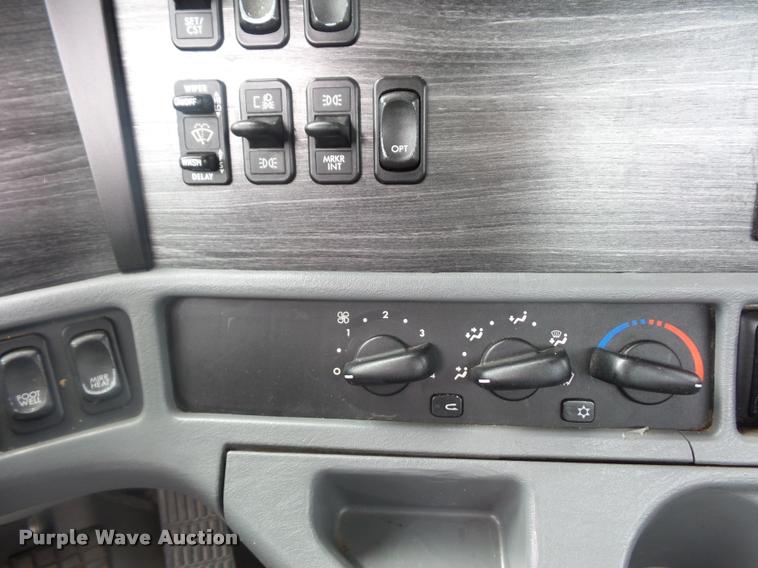 image for item DD9359 2009 Freightliner Columbia semi truck