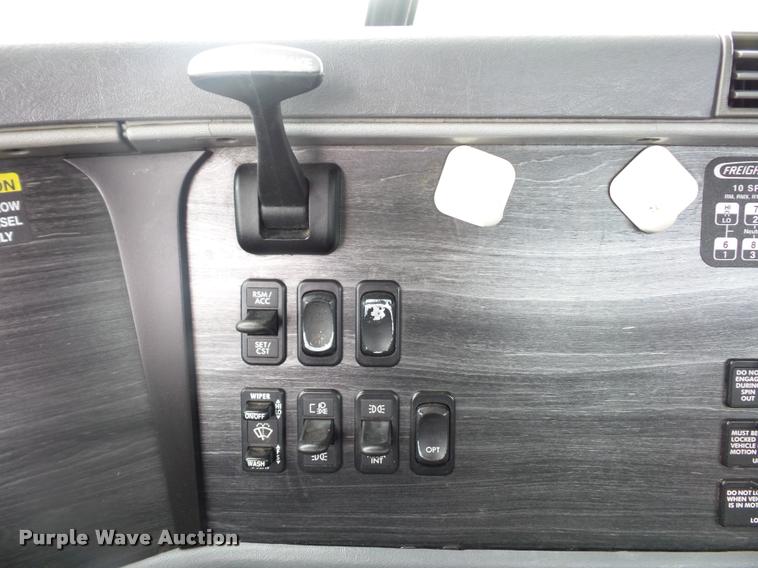 image for item DD9359 2009 Freightliner Columbia semi truck