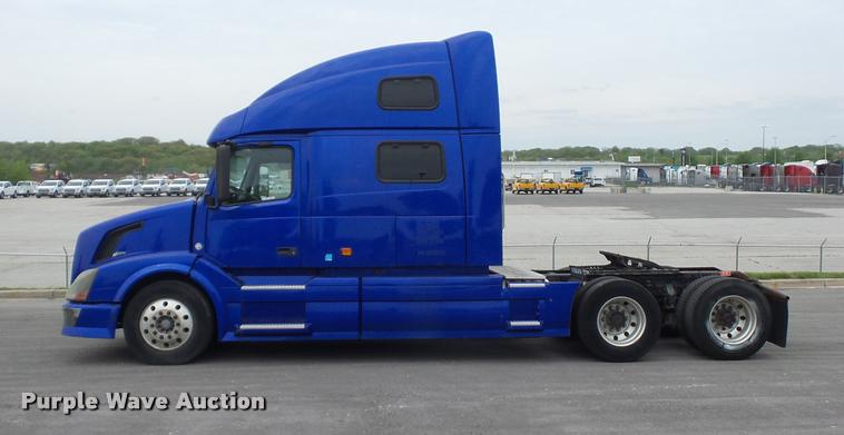 image for item DD9362 2007 Volvo VNL semi truck