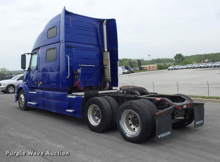 image for item DD9362 2007 Volvo VNL semi truck