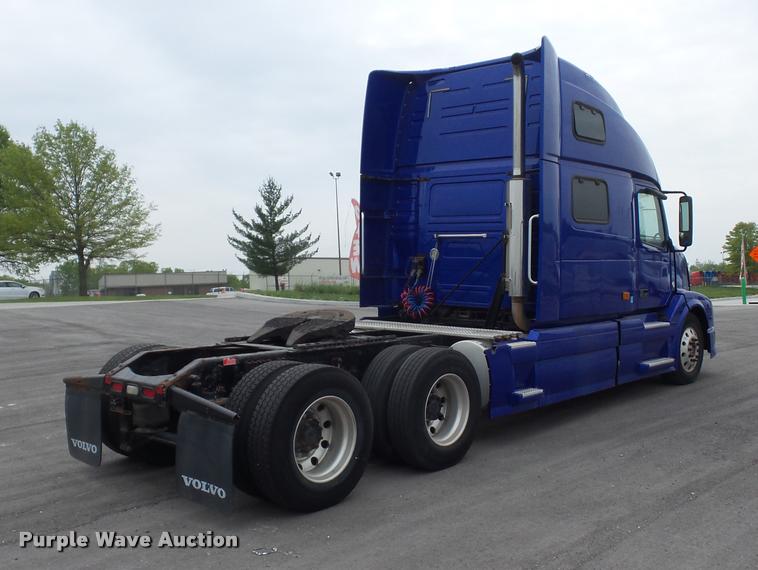 image for item DD9362 2007 Volvo VNL semi truck