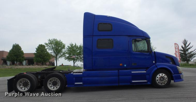image for item DD9362 2007 Volvo VNL semi truck