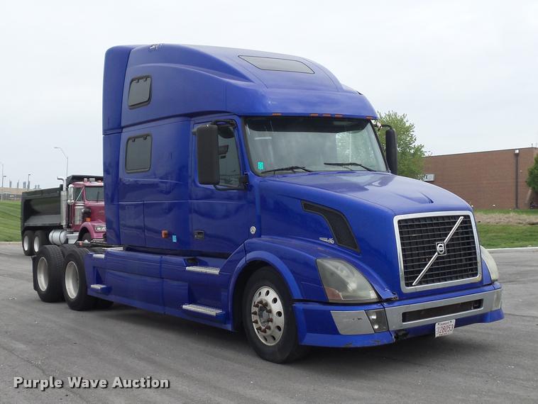 image for item DD9362 2007 Volvo VNL semi truck