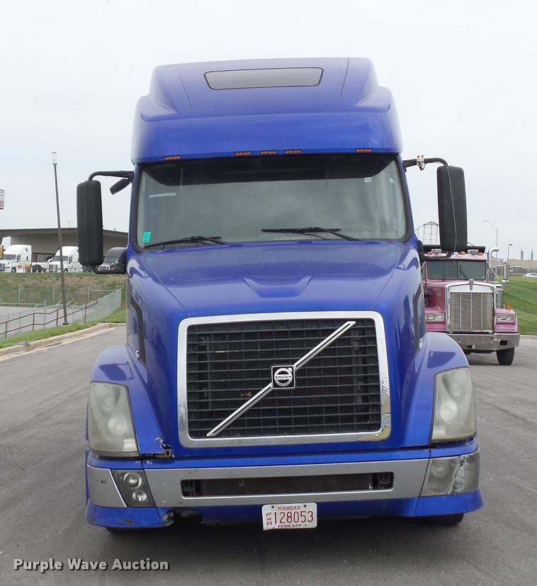 image for item DD9362 2007 Volvo VNL semi truck