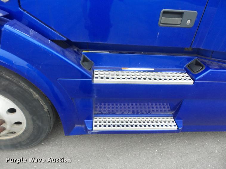 image for item DD9362 2007 Volvo VNL semi truck