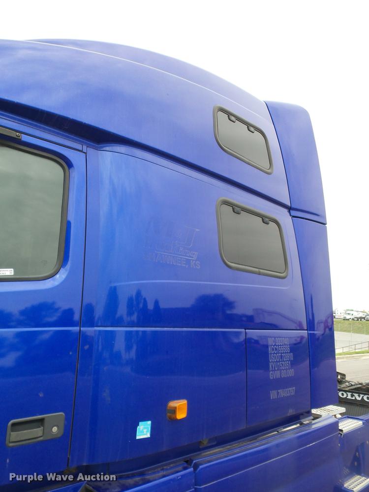 image for item DD9362 2007 Volvo VNL semi truck