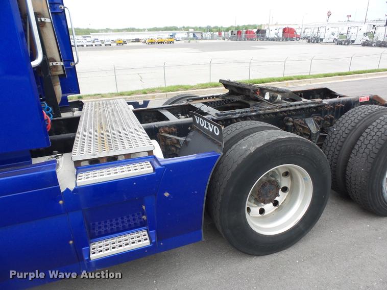 image for item DD9362 2007 Volvo VNL semi truck