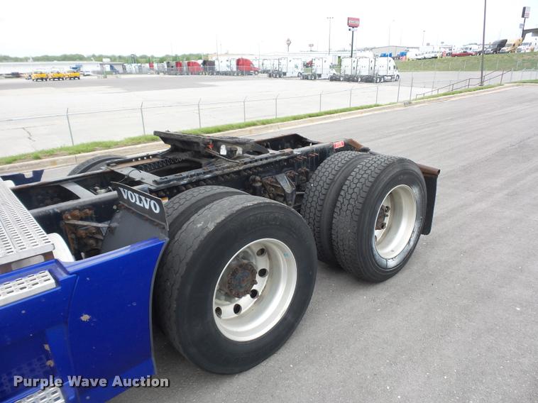 image for item DD9362 2007 Volvo VNL semi truck