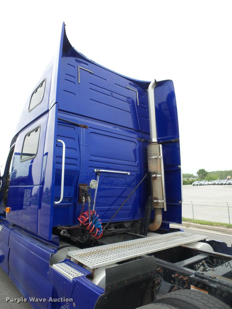 image for item DD9362 2007 Volvo VNL semi truck