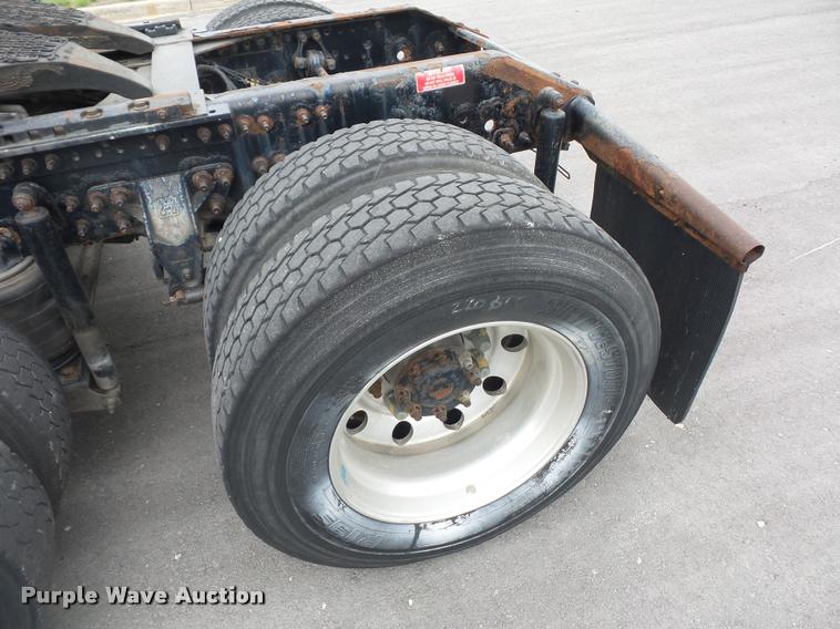 image for item DD9362 2007 Volvo VNL semi truck