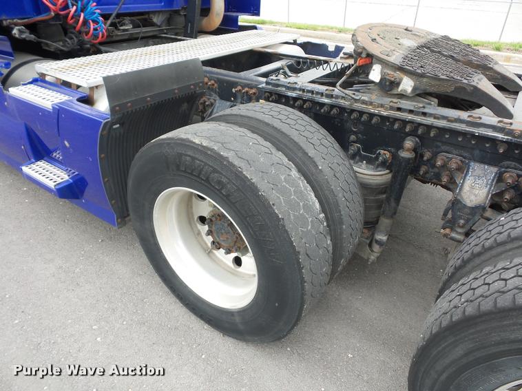 image for item DD9362 2007 Volvo VNL semi truck