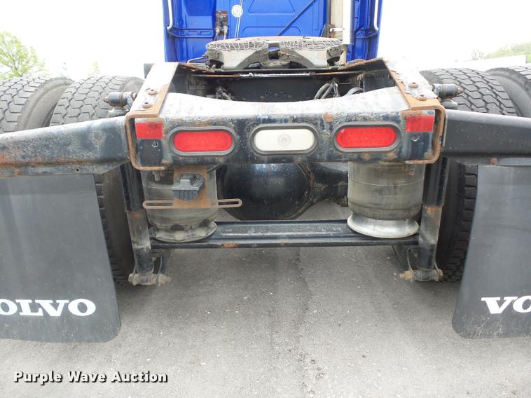 image for item DD9362 2007 Volvo VNL semi truck