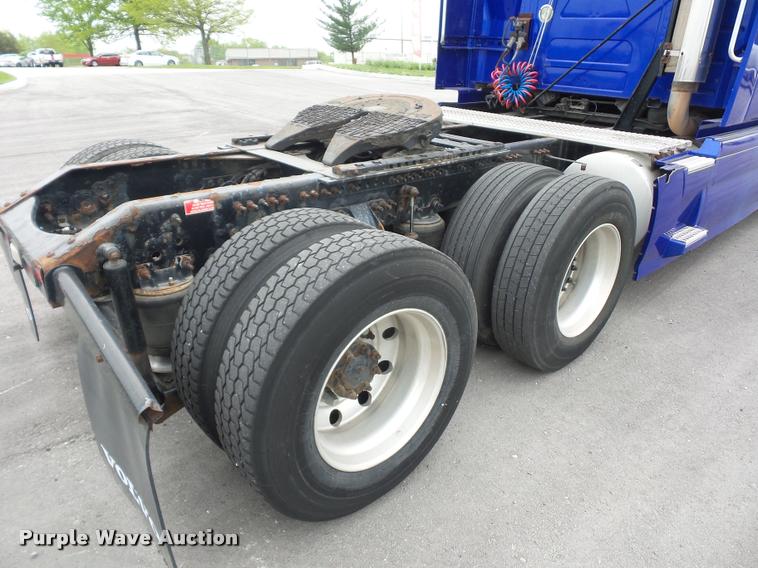 image for item DD9362 2007 Volvo VNL semi truck