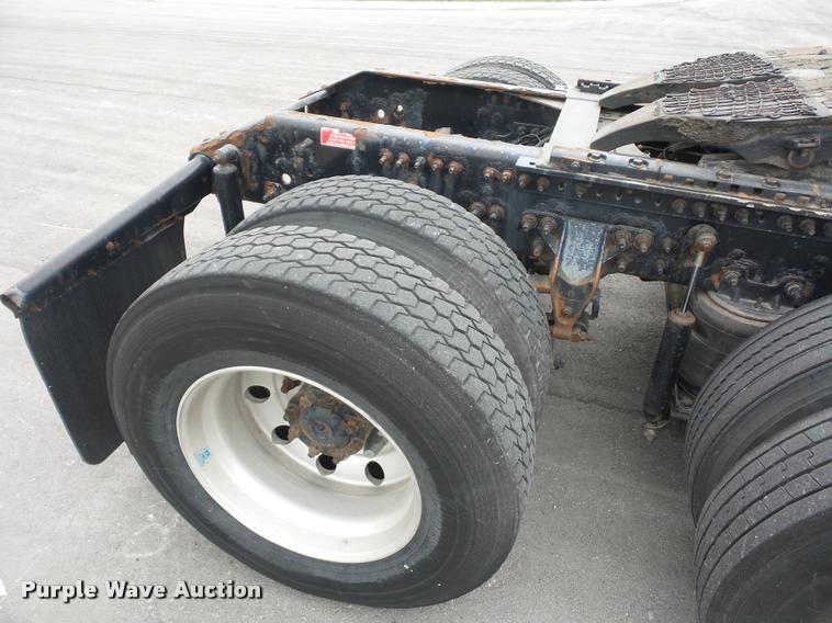 image for item DD9362 2007 Volvo VNL semi truck