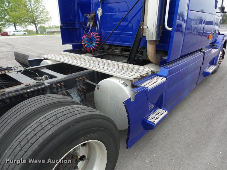 image for item DD9362 2007 Volvo VNL semi truck