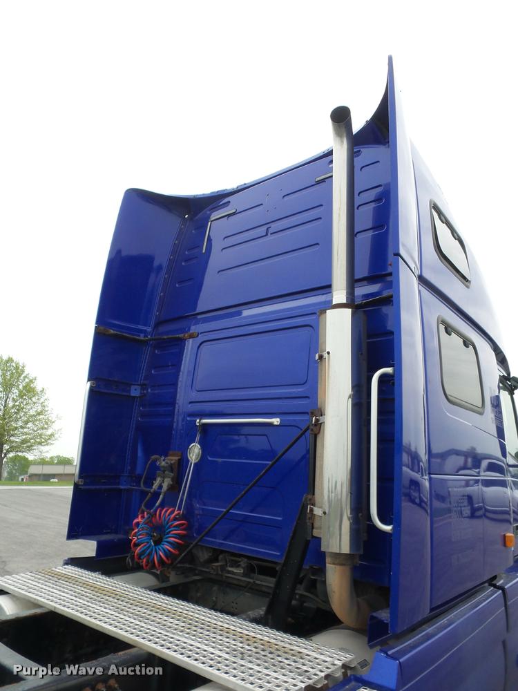 image for item DD9362 2007 Volvo VNL semi truck