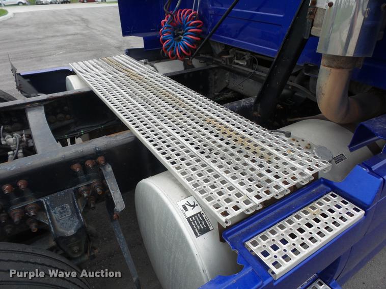 image for item DD9362 2007 Volvo VNL semi truck