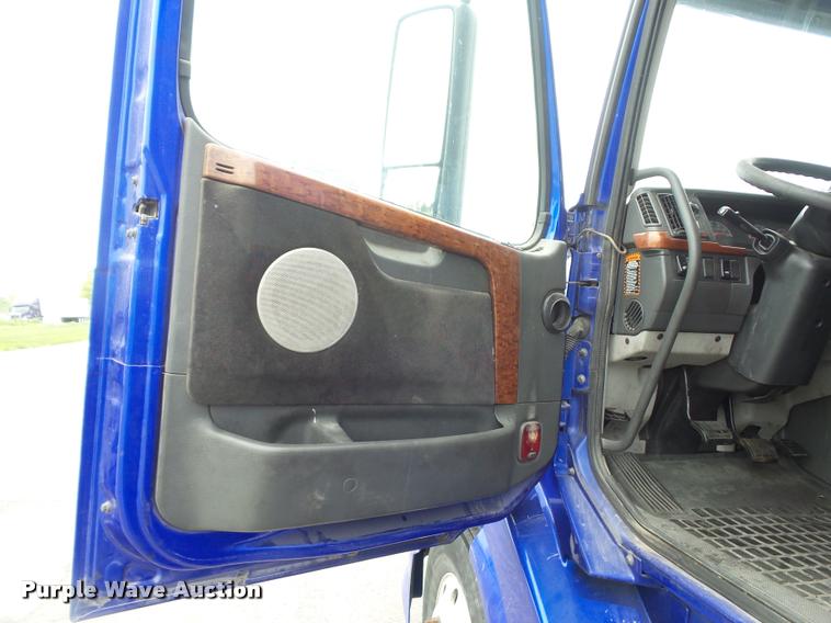 image for item DD9362 2007 Volvo VNL semi truck