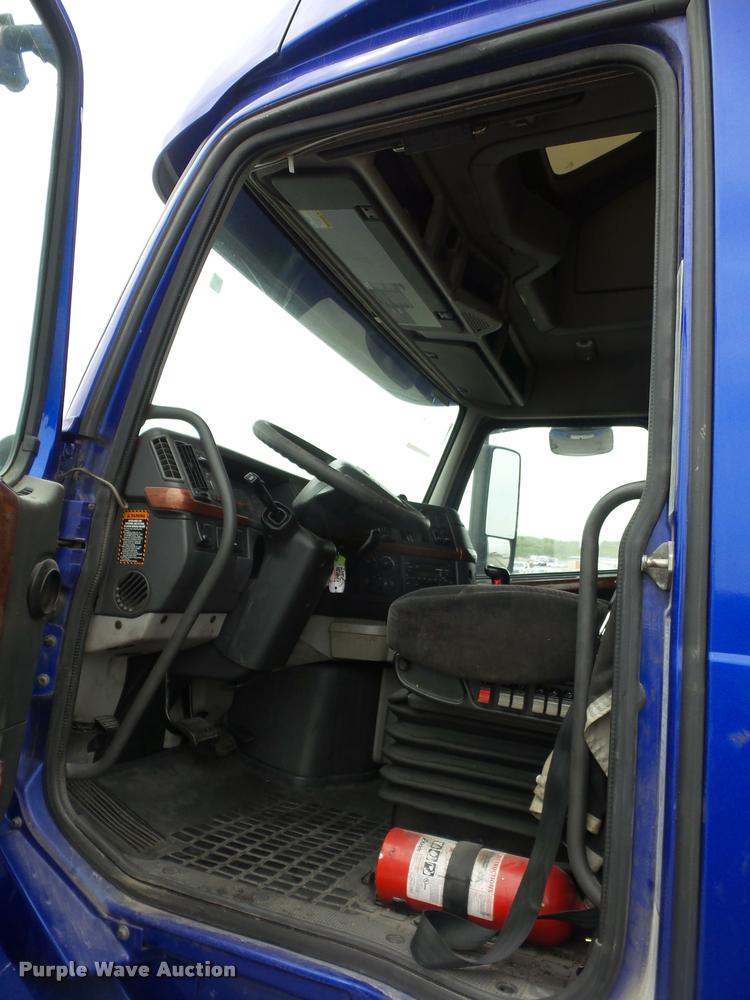 image for item DD9362 2007 Volvo VNL semi truck