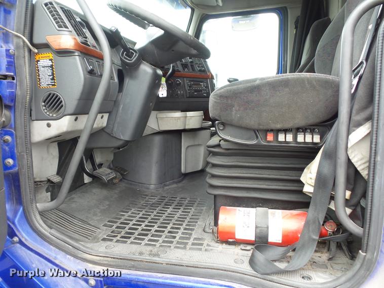 image for item DD9362 2007 Volvo VNL semi truck