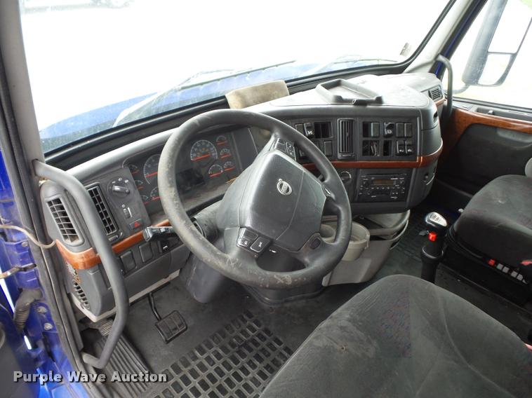 image for item DD9362 2007 Volvo VNL semi truck