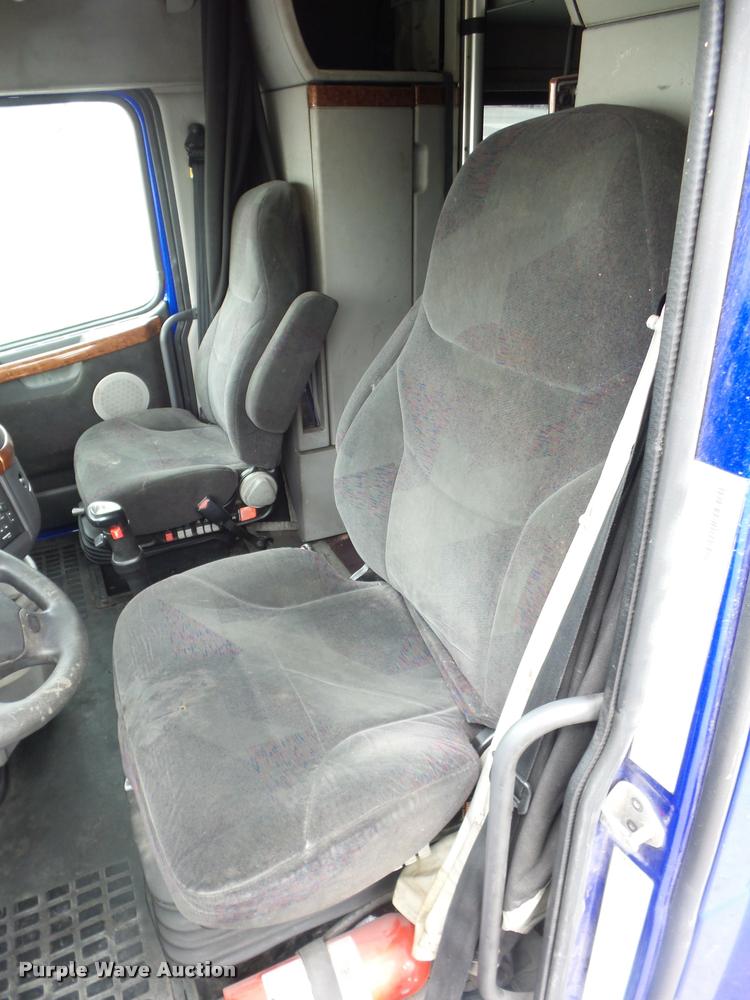 image for item DD9362 2007 Volvo VNL semi truck