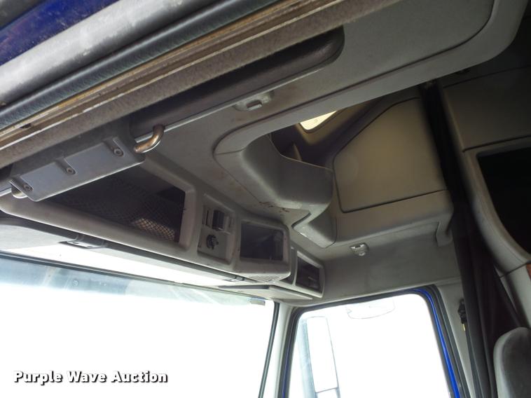 image for item DD9362 2007 Volvo VNL semi truck