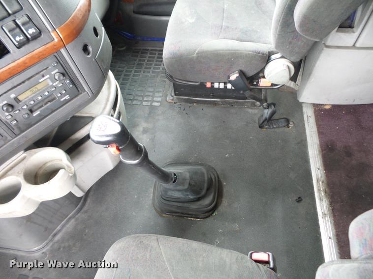 image for item DD9362 2007 Volvo VNL semi truck