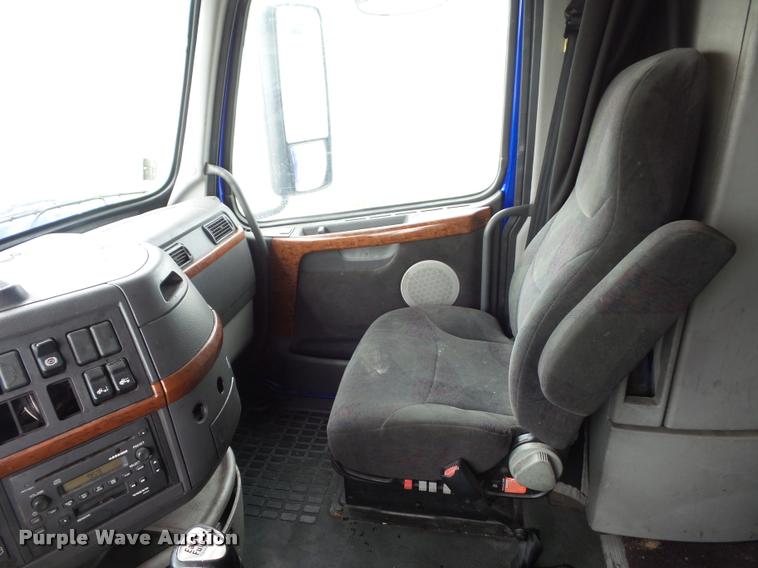 image for item DD9362 2007 Volvo VNL semi truck