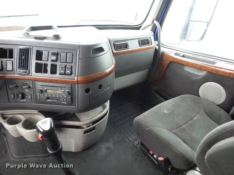 image for item DD9362 2007 Volvo VNL semi truck