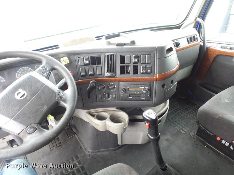 image for item DD9362 2007 Volvo VNL semi truck