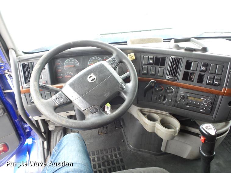 image for item DD9362 2007 Volvo VNL semi truck