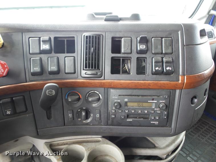 image for item DD9362 2007 Volvo VNL semi truck