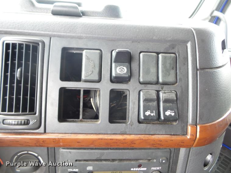 image for item DD9362 2007 Volvo VNL semi truck