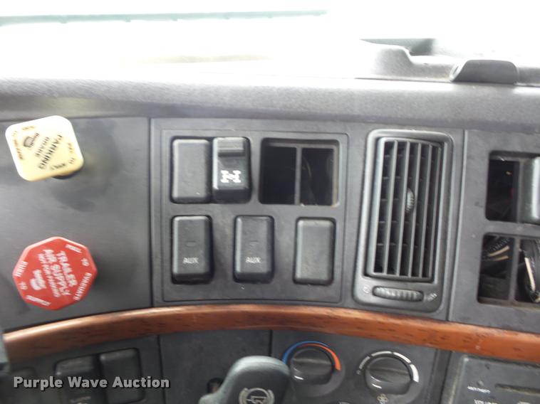 image for item DD9362 2007 Volvo VNL semi truck