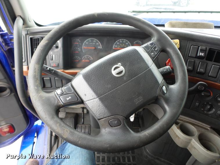 image for item DD9362 2007 Volvo VNL semi truck