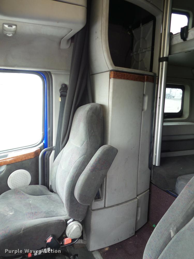 image for item DD9362 2007 Volvo VNL semi truck