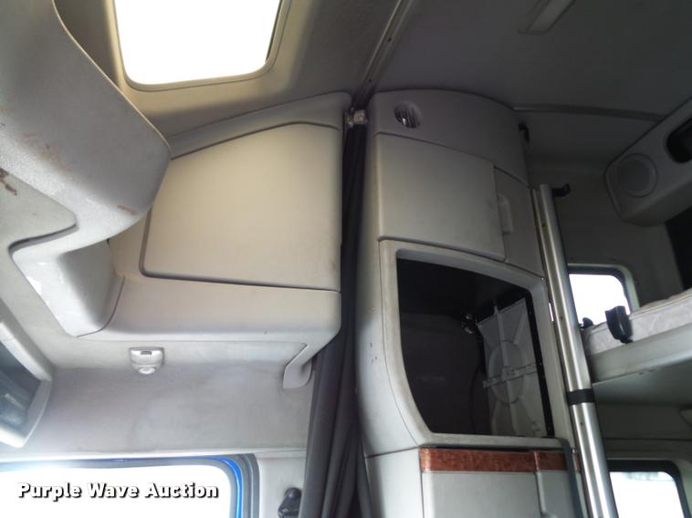 image for item DD9362 2007 Volvo VNL semi truck